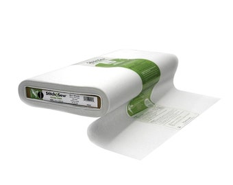 Op de afbeelding: Een witte rol Stitch-Sew Extra Firm fusible vlieseline. De vlieseline wordt gebruikt voor naai- en knutselprojecten.