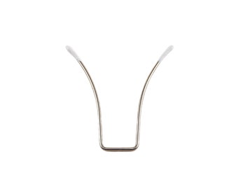 Puede incluir: Una percha de metal plateada con dos brazos curvos y una barra inferior recta. Los extremos de los brazos están cubiertos de plástico blanco.