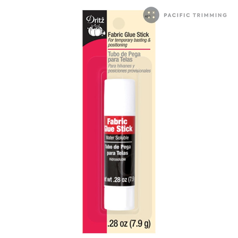 Puede incluir: Un pegamento de tela blanco en barra con una etiqueta roja y blanca. La etiqueta dice "Dritz Fabric Glue Stick" y "Water Soluble". El pegamento en barra es de 7,9 gramos.