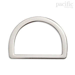 Puede incluir: Anillo en D plateado para manualidades y proyectos de bricolaje. El anillo es de metal y tiene un acabado liso.