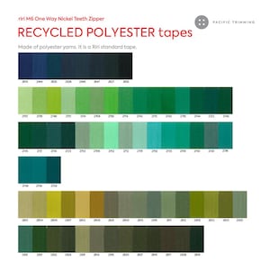 K&ouml;nnte beinhalten: Eine Farbkarte mit recycelten Polyesterb&auml;ndern, die eine gro&szlig;e Auswahl an Gr&uuml;n-, Blau- und Braunt&ouml;nen zeigt. Die Karte enth&auml;lt den Text "RECYCLED POLYESTER tapes" und "riri M6 One Way Nickel Teeth Zipper". Jede Farbe ist mit einer eindeutigen Nummer versehen.