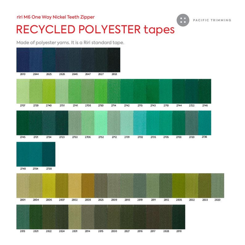 K&ouml;nnte beinhalten: Eine Farbkarte mit recycelten Polyesterb&auml;ndern, die eine gro&szlig;e Auswahl an Gr&uuml;n-, Blau- und Braunt&ouml;nen zeigt. Die Karte enth&auml;lt den Text "RECYCLED POLYESTER tapes" und "riri M6 One Way Nickel Teeth Zipper". Jede Farbe ist mit einer eindeutigen Nummer versehen.
