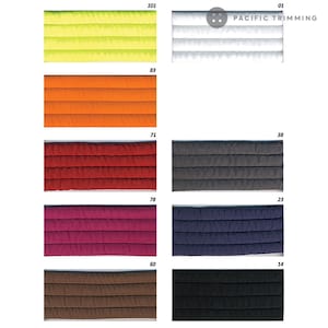 Op de afbeelding: Een verzameling van 10 verschillende kleuren gequilte trim, elk met een ander nummerlabel. De trim is gemaakt van een zachte, gequilte stof en is verkrijgbaar in verschillende kleuren, waaronder geel, oranje, rood, roze, bruin, zwart, grijs en blauw. De trim is perfect om een ​​toets van stijl en verfijning toe te voegen aan elk project.