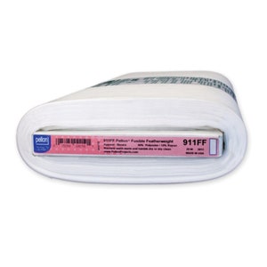 Könnte beinhalten: Weißer Pellon 911FF Fusible Featherweight Einlage, 50,8 cm breit, hergestellt in den USA. Das Etikett lautet "911FF Pellon Fusible Featherweight Apparel-Basics 50% Polyester/10% Rayon Machine wash warm and tumble dry or dry clean www.PellonProjects.com 20 in 2012 MADE IN USA"