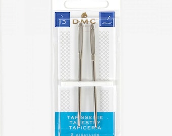 Puede incluir: Un paquete de dos agujas de tapiz DMC, tamaño 13, con una etiqueta azul y blanca que dice "Tapisserie, Tapestry, Tapiceria" y "2 Aiguilles, Needles, Agujas".