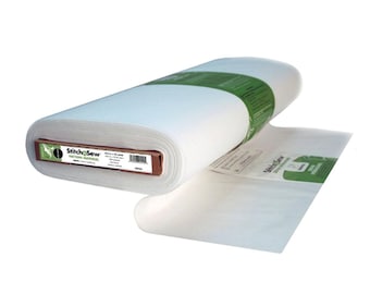 Op de afbeelding: Een rol witte Stitch-Sew Pattern Material, een versmeltbare tussenvoering voor naaiprojecten. De rol is gelabeld met de merknaam en productinformatie.