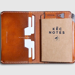 FUNDA PARA PASAPORTE NOTE, Funda de piel para pasaporte personalizada cosida a mano. Billetera para pasaporte. Piel de curtido vegetal