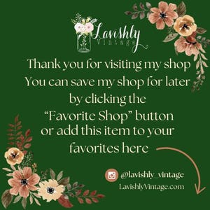 Puede incluir: Un fondo verde con un dise&ntilde;o floral y texto que dice "Lavishly Vintage". El texto debajo dice "Gracias por visitar mi tienda. Puedes guardar mi tienda para m&aacute;s tarde haciendo clic en el bot&oacute;n "Tienda favorita" o agregar este art&iacute;culo a tus favoritos aqu&iacute;." El texto en la parte inferior dice "@lavishly_vintage LavishlyVintage.com".