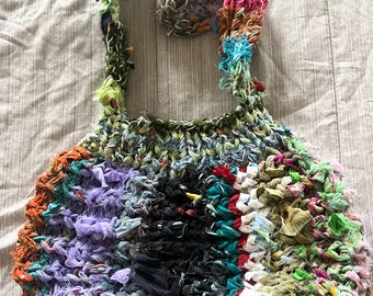Sac à bandoulière en tricot à la main recyclé en fil de sari / sac bohème avec perles / col à l'infini tricoté à la main