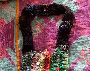 Porte-monnaie en fil de sari en tricot à la main recyclé / sac à main bohème avec perles et paillettes recyclées / capuchon à l'infini tricoté à la main