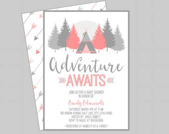 Op de afbeelding: Een roze en grijze babyshower-uitnodiging met een bos-thema. De uitnodiging toont een tipi, bomen en pijlen. De tekst luidt "Avontuur wacht" en bevat de details van de babyshower, inclusief de datum, tijd, locatie en RSVP-informatie.