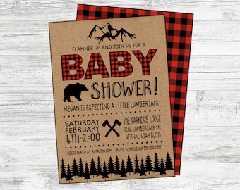 Może przedstawiać: Zaproszenie na baby shower w tematyce drwala. Zaproszenie zawiera napis "Baby Shower" w czerwono-czarną kratę, czarną sylwetkę niedźwiedzia oraz szczegóły wydarzenia. Tło jest w kolorze papieru kraft.