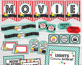 Op de afbeelding: Een set printbare feestversieringen voor een filmavond-themafeest. De versieringen omvatten banners, borden en labels met een rood-wit gestreept patroon en een turquoise en zwart filmstripontwerp. De tekst op de versieringen omvat "Filmavond", "Licht, camera, actie", "Nu te zien", "Snackbar", "Popcorn", "Frisdrank", "Snoep", en "Ticket".