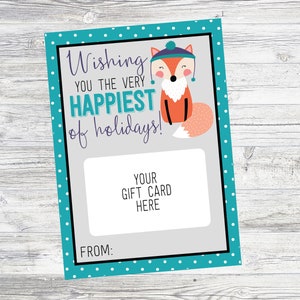 Puede incluir: Una tarjeta de lunares azul turquesa y blancos con un zorro que lleva un gorro azul y blanco. La tarjeta dice "Wishing you the very happiest of holidays!" y tiene un espacio para una tarjeta de regalo. También dice "From:"