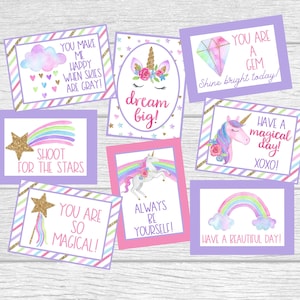 Pode incluir: Oito cartões imprimíveis com desenhos de unicórnio e arco-íris e mensagens inspiradoras. As mensagens incluem "Você me faz feliz quando o céu está cinza!" "Atire para as estrelas!" "Você é tão mágico!" "Sonhe grande!" "Seja sempre você mesmo!" "Você é uma joia, brilhe hoje!" "Tenha um dia mágico! xoxo!" e "Tenha um lindo dia!"