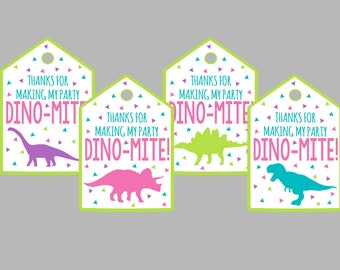 Könnte beinhalten: Vier Geschenkanhänger mit grünem Rand und weißem Hintergrund. Jeder Anhänger zeigt eine andere Dinosauriersilhouette in Pink, Lila, Grün und Blau. Der Text auf jedem Anhänger lautet "Danke, dass du meine Party zum Dino-mite gemacht hast!"