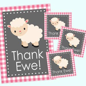 以下が含まれることがあります： グレーの背景にピンクと白のギンガムチェックのギフトタグが4つあります。各タグには、黒い目と蹄を持つ白い羊の漫画が描かれています。各タグには白い文字で「Thank Ewe!」と印刷されています。