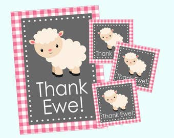 Op de afbeelding: Vier roze en witte gingham-bedankkaartjes met een grijze achtergrond. Elk kaartje heeft een cartoon wit schaap met zwarte ogen en hoeven. De tekst "Thank Ewe!" is in wit op elk kaartje gedrukt.