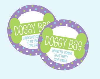 Pode incluir: Dois autocolantes redondos com uma borda de bolinhas roxas e um centro branco. Os autocolantes têm uma forma de osso verde com as palavras "DOGGY BAG" em branco. O texto abaixo diz "THANKS FOR COMING TO MY PAWTY Love, Emma."