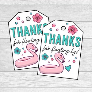 Puede incluir: Dos etiquetas de regalo blancas con un flamenco rosa, flores azules y texto turquesa que dice "Gracias por flotar" y "¡Gracias por flotar por aquí!"