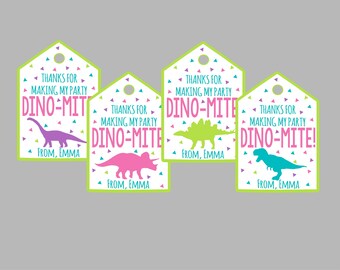 Könnte beinhalten: Vier grüne und weiße Geschenkanhänger mit jeweils einer Dinosauriersilhouette. Der Text auf den Anhängern lautet "Danke, dass du meine Party Dino-mite gemacht hast!" und "Von Emma".