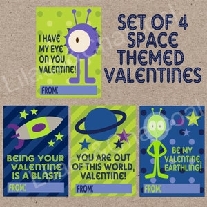 Puede incluir: Conjunto de cuatro tarjetas de San Valentín con temática espacial que representan extraterrestres, cohetes, planetas y estrellas. Las tarjetas tienen una combinación de colores verde, azul y morado e incluyen el texto "¡Tengo mi ojo en ti, Valentín!" "¡Ser tu Valentín es una explosión!" "¡Estás fuera de este mundo, Valentín!" y "¡Sé mi Valentín, terrícola!"