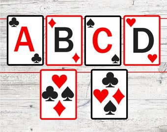 Könnte beinhalten: Vier weiße Spielkarten mit schwarzen Rändern und roten und schwarzen Symbolen. Die Karten sind mit A, B, C und D beschriftet. Zwei weitere Karten zeigen eine Kombination aus roten Herzen, Diamanten und schwarzen Kreuz.
