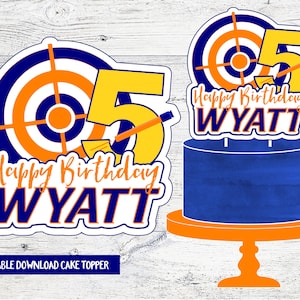 Puede incluir: Topper de pastel imprimible con un blanco y naranja objetivo con un número 5 amarillo y una flecha. El texto "Happy Birthday WYATT" está escrito en letras azules y naranjas.