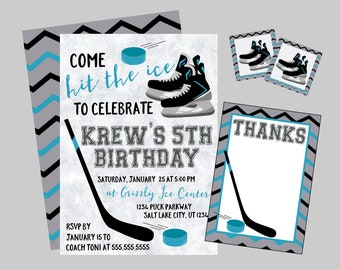 Puede incluir: Una invitación a una fiesta de cumpleaños con temática de hockey con un fondo de patrón de chevron blanco y negro. La invitación presenta un palo de hockey, un disco y patines de hielo. El texto dice "Ven a golpear el hielo para celebrar el 5º cumpleaños de Krew". La invitación también incluye la fecha, la hora y la ubicación de la fiesta.
