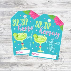 Puede incluir: Dos etiquetas de regalo azules con un gráfico de vaso de margarita y el texto "SIP SIP hooray" y "WE APPRECIATE YOU EVERY DAY!"