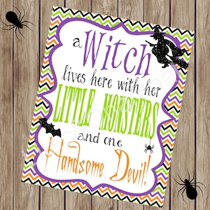 Tutaj mieszka czarownica z jej małymi potworami i jednym przystojnym diabłem! Halloweenowy cyfrowy znak do druku. Natychmiastowe pobranie Halloweenowego znaku rodzinnego