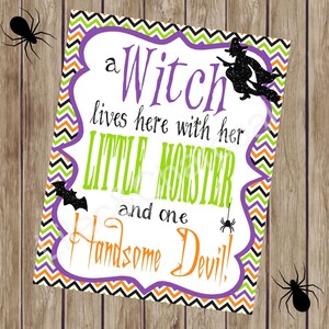 Tutaj mieszka czarownica z jej małym potworem i jednym przystojnym diabłem! Halloween Digital Sign. Natychmiastowe pobranie Witch Sign Family Halloween Sign
