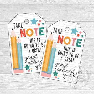 Puede incluir: Dos etiquetas de regalo blancas con temática escolar. Las etiquetas tienen un fondo rayado en blanco y negro con el texto "Take Note" en letras de colores. El texto "This is going to be a great school year!" también está en las etiquetas. Las etiquetas están decoradas con lápices de colores, estrellas y puntos.