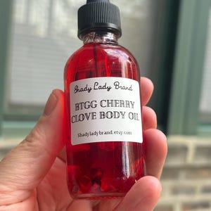 BTGG チェリークローブ ボディオイル（ダークフェミニンパワー＆セダクション）2オンスボトル