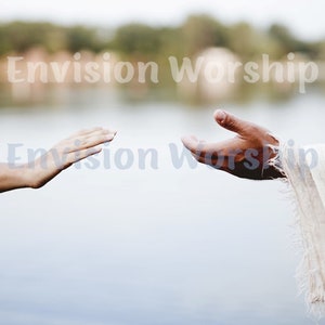 Puede incluir: Imagen serena con dos manos extendidas, una hacia la otra. Las manos se destacan sobre un fondo borroso de agua y árboles, con el texto "Envision Worship" superpuesto sutilmente.