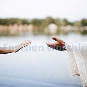 Puede incluir: Imagen serena de dos manos extendidas, aparentemente alcanzándose. Las manos se sitúan sobre un fondo de un lago tranquilo y una línea de árboles borrosa. El texto "Envision Worship" es visible de forma tenue en la imagen.
