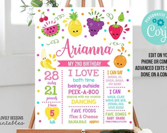 Może przedstawiać: Kolorowy, edytowalny plakat 16x20 na drugie urodziny, z motywem owocowym. Plakat zawiera imię "Arianna", wymiary w calach oraz listę ulubionych rzeczy i kamieni milowych. Projekt jest zabawny i jasny.