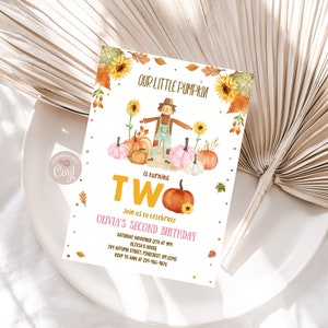 Peut inclure: Une invitation imprimable pour une fête de deuxième anniversaire sur le thème de l'automne. L'invitation représente un épouvantail, des citrouilles, des tournesols et le texte "Our Little Pumpkin is turning Two".