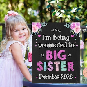 Anuncio de embarazo de hermana mayor EDITABLE Cartel de promoción de hermana mayor Plantilla de pizarra para revelar el embarazo de una niña DESCARGAR