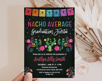 Op de afbeelding: Een zwart-witte uitnodiging voor een afstudeerfeest met kleurrijke Mexicaanse decoraties. De tekst luidt "NACHO AVERAGE Graduation Fiesta" en bevat de naam van de afgestudeerde, datum, tijd en locatie. RSVP-informatie is ook inbegrepen.