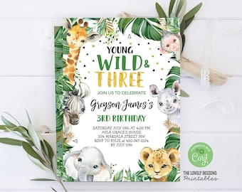 Puede incluir: Una invitación de cumpleaños de temática de jungla en verde y dorado con el texto "Young Wild & Three" y una variedad de animales de la jungla, incluyendo una jirafa, una cebra, un rinoceronte, un elefante y un león. La invitación es para el 3er cumpleaños de Greyson James.