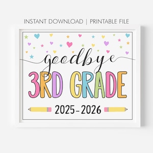 Könnte beinhalten: Gerahmter Druck mit den Worten "goodbye 3rd grade" in bunten Buchstaben. Der Druck enthält das Jahr 2025-2026 und ist mit Herzen, Sternen und Bleistiften verziert. Der Text "INSTANT DOWNLOAD | PRINTABLE FILE" steht oben.