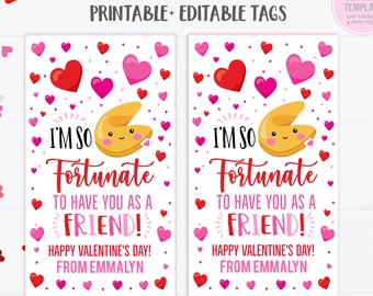Pode incluir: Dois rótulos imprimíveis para o Dia dos Namorados com um desenho animado de um biscoito da sorte com o texto "Sou tão sortudo por ter você como amigo! Feliz Dia dos Namorados! De Emmalyn". Os rótulos são decorados com corações rosa e vermelhos.