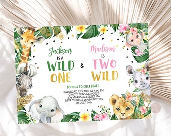 Op de afbeelding: Een jungle-thema verjaardagsuitnodiging met een groen, goud en roze kleurenschema. De uitnodiging toont een giraffe, zebra, olifant, leeuw en aap. De tekst op de uitnodiging luidt "Jackson is a Wild One & Madison is Two Wild".