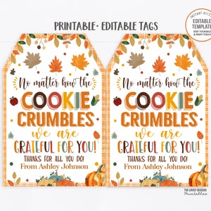 Puede incluir: Dos etiquetas de regalo imprimibles con temática otoñal. Las etiquetas presentan un fondo a cuadros con hojas naranjas, amarillas y marrones. El texto en las etiquetas dice "No importa cómo se desmorone la galleta, ¡estamos agradecidos por ti!" con las palabras "galleta" y "agradecidos" en letras de colores. Las etiquetas también incluyen el texto "¡Gracias por todo lo que haces!" y "De Ashley Johnson".