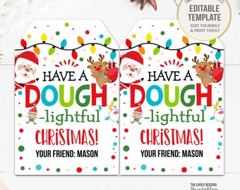 Puede incluir: Dos etiquetas de regalo de Navidad imprimibles con fondo blanco y lunares coloridos. Las etiquetas presentan un Papá Noel, un reno y un duende de dibujos animados. El texto dice "Have a Dough-lightful Christmas!" con un nombre personalizado en la parte inferior.