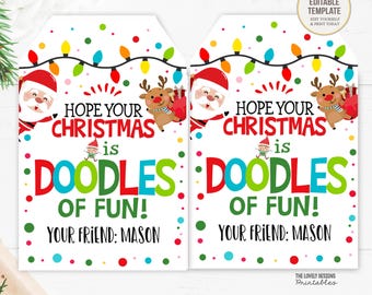 Puede incluir: Dos etiquetas de regalo navideñas blancas con texto e ilustraciones coloridas. Las etiquetas dicen "Hope Your Christmas is Doodles of Fun!" e incluyen a Papá Noel, renos y un elfo. Las etiquetas están personalizadas con "Your Friend: Mason."