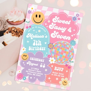 Invitación editable con cara sonriente descarada y siete cuadros, fiesta retro con emojis hippies para séptimo cumpleaños, descarga imprimible