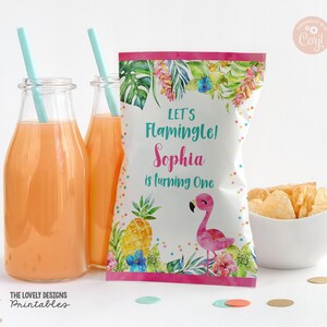 Puede incluir: Una bolsa de fiesta rosa y blanca con un diseño de flamenco, piña y hojas tropicales. La bolsa dice "Let's Flamingle! Sophia cumple un año".