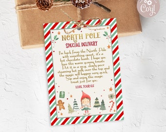 Puede incluir: Una etiqueta de regalo rectangular con un borde a rayas rojas y blancas y el texto "NORTH POLE SPECIAL DELIVERY". La etiqueta incluye un mensaje sobre una bomba de chocolate caliente e ilustraciones festivas.